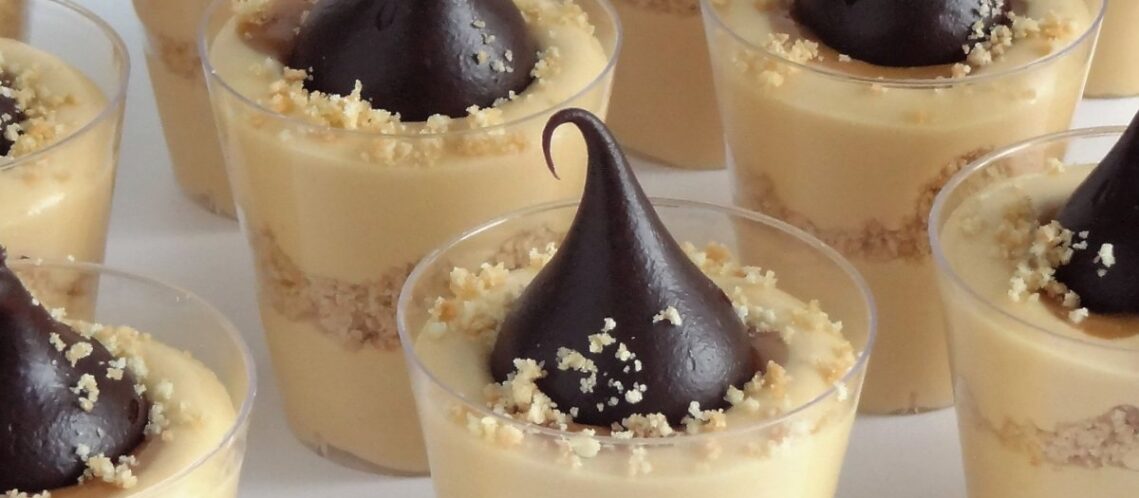 ✨ Verres de Cheesecake au Caramel = le dessert parfait pour vos envies sucrées ! 🍮 Des couches crémeuses de cheesecake au caramel, des miettes de biscuits croquants, et une ganache au chocolat décadente… 😋 Sans cuisson et préparables à l’avance, c’est l’option idéale pour un dessert sans stress ! 🎉 👩‍🍳 La recette complète est sur mon site ! 👉 Swipe up pour découvrir tous les secrets de cette gourmandise sur delicessucrés.com !